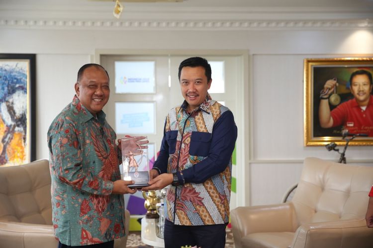 Calon Ketua Umum Komite Olahraga Nasional Indonesia (KONI) periode 2019-2023, Marciano Norman (kiri), saat mengunjungi Menteri Pemuda dan Olahraga Republik Indonesia Imam Nahrawi di kantornya di Jakarta.
