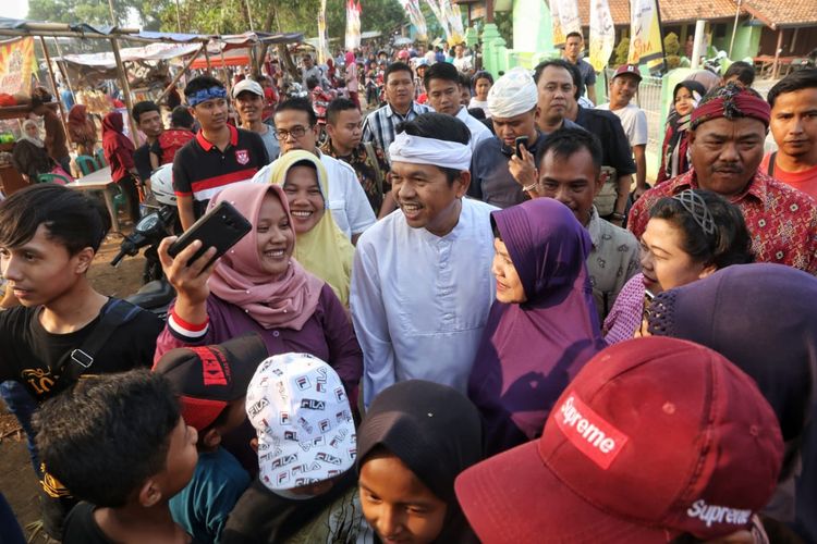 Ketua TKD Jawa Barat Dedi Mulyadi di tengah acara khitanan massal merayakan pertemuan Jokowi-Prabowo, Sabtu (13/7/2019).