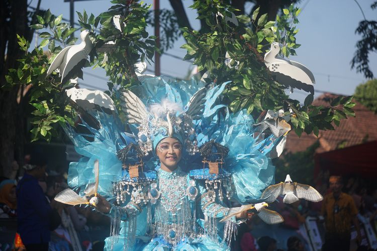 Amelia Ng Jiaxin, siswi kelas 4 SDN Tapanrejo Muncar yang menggunakan kostum rancangan Bubu Ramadhan saat BEC 2019 dengan tema Teluk Pangpang