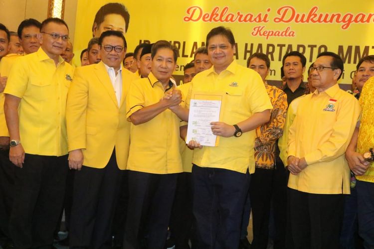 Ketua Umum Golkar Airlangga Hartarto (pegang surat) mendapat dukungan dari DPD I dan II di Jawa Tengah pada Senin (27/7/2019).