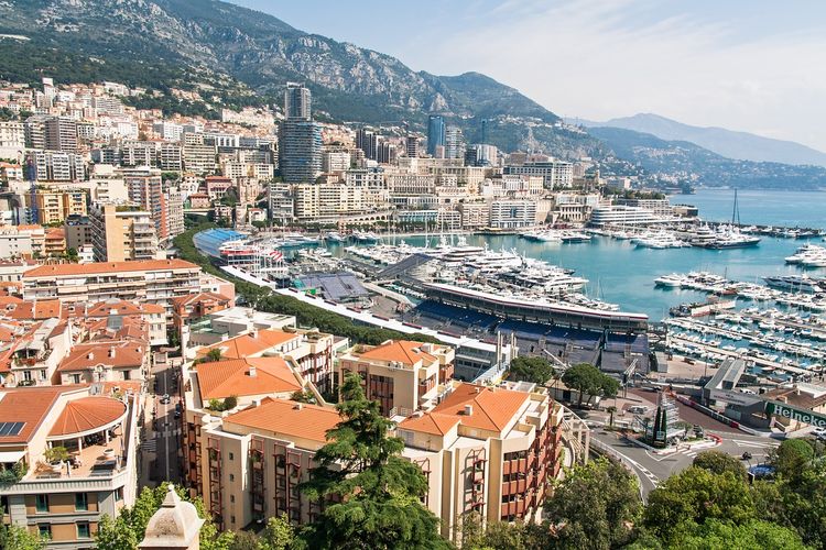 Monte Carlo menjadi kota romantis yang menyuguhkan kemewahan dengan pemandangan lautnya.