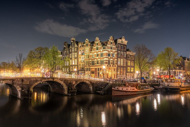 Amsterdam yang berada di Belanda menjadi kota yang cocok dikunjungi saat berpergian sendiri karena membuat pelancong tidak menonjol.