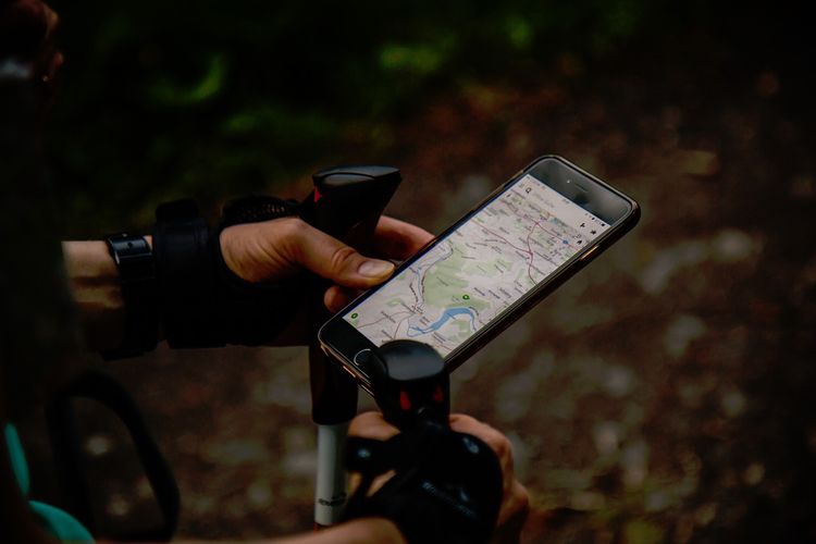Google Maps adalah salah satu fitur andalan yang membantu pelancong menentukan rute saat melakukan perjalanan solo.