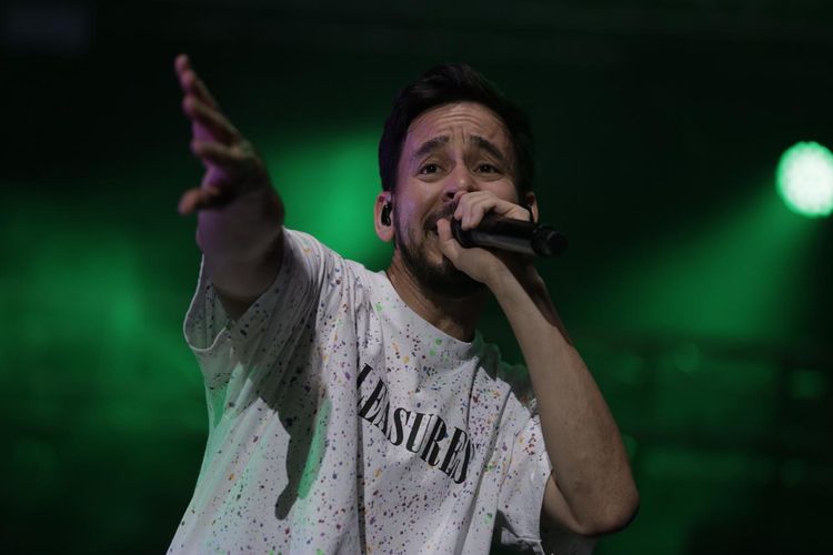 Mike Shinoda saat tampil di Konsernya yang bertajuk Post Traumatic Tour 2019 di JIExpo Kemayoran, Jakarta Pusat, Rabu (4/9/2019).