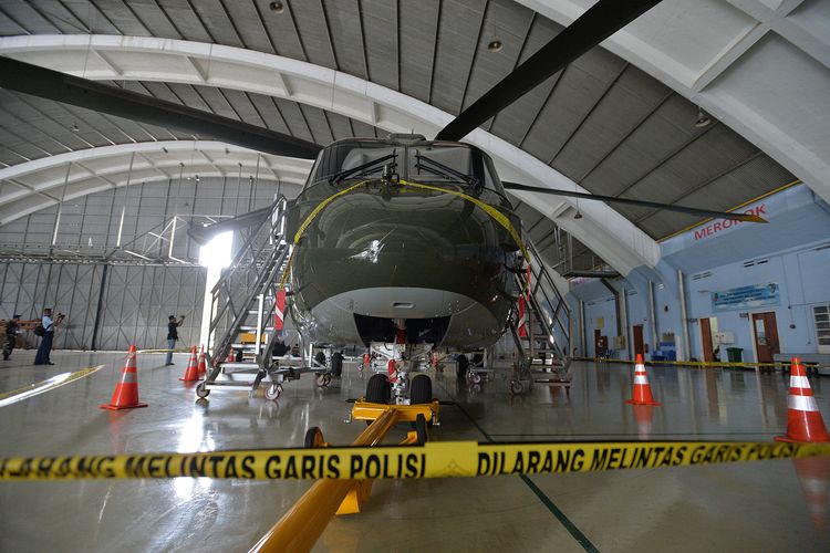 Helikopter Agusta Westland (AW) 101 terparkir dengan dipasangi garis polisi di Hanggar Skadron Teknik 021 Pangkalan Udara Halim Perdanakusuma, Jakarta Timur, Kamis (9/2/2017). 