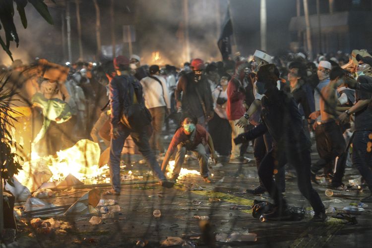 Sejumlah massa Aksi 22 Mei terlibat kericuhan di depan gedung Bawaslu, Jakarta, Rabu (22/5/2019). Aksi unjuk rasa itu dilakukan menyikapi putusan hasil rekapitulasi nasional Pemilu 2019. 