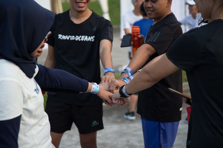 Para peserta Run For The Oceans dalam kampanye yang diselenggarakan adidas, Minggu (16/6/2019)