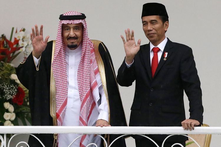 Raja Arab Saudi Salman bin Abdulaziz al-Saud bersama Presiden Indonesia Joko Widodo (kanan) melambaikan tangan ke awak media di sela-sela pertemuan mereka di Istana Kepresidenan Bogor, Jawa Barat, Rabu (1/3/2017).