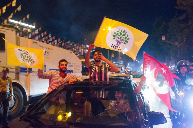 Pendukung Partai Rakyat Republik (CHP) membawa bendera untuk merayakan kemenangan CHP dalam pemilu ulang wali kota di Istanbul MInggu (23/6/2019). Kandidat CHP Ekrem Imamoglu menang dengan memperoleh 54 persen dengan 99 persen suara dihitung. Dia unggul dari jagoan partai penguasa Partai Keadilan dan Pembangunan (AKP), Binali Yildirim.