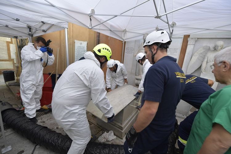 Foto yang dirilis Vatikan Media pada 11 Juli 2019 memperlihatkan tim forensik dan pemadam kebakaran mengangkat dua peti kuburan yang diduga berisi jenazah yang menghilang 36 tahun silam.