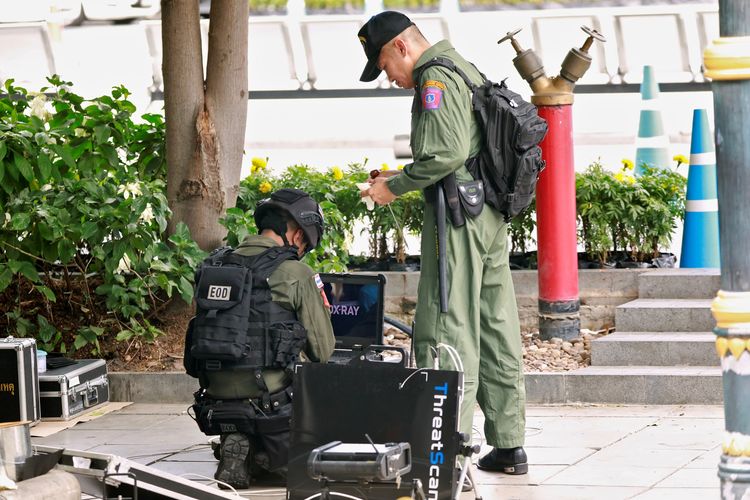 Dua orang anggota tim gegana kepolisian Thailand melakukan penyisiran setelah ditemukan adanya bom kecil di Bangkok pada Jumat (2/8/2019).