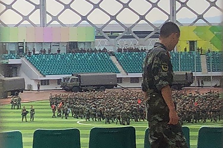 Pasukan paramiliter China berkumpul di Stadion Shenzhen Bay yang berbatasan dengan Hong Kong pada 15 Agustus 2019. Kedatangan ribuan personel itu menimbulkan spekulasi bahwa Beijing bersiap masuk secara langsung ke Hong Kong.