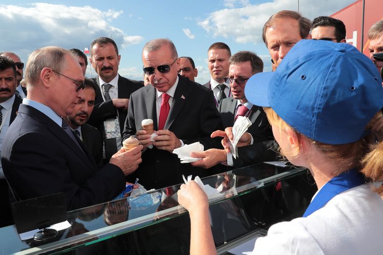 Gambar yang dirilis oleh Kantor Kepresidenan Turki pada 27 Agustus 2019 memperlihatkan Presiden Turki Recep Tayyip Erdogan bersama Presiden Rusia Vladimir Putin mampir membeli es krim di sela kunjungan Erdogan ke pameran kedirgantaraan MAKS-2019 di Zhukovksy, pinggiran Moskwa.