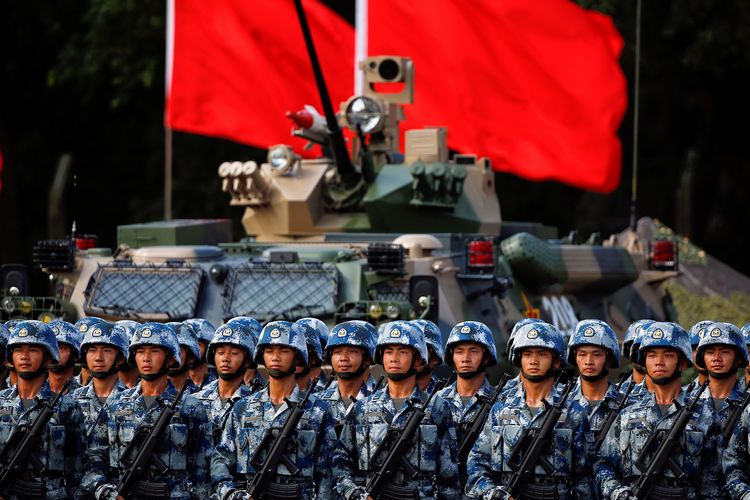 Pasukan China yang bermarkas di garnisun Hong Kong bersiap untuk kedatangan Presiden China Xi Jinping pada 30 Juni 2017 untuk memperingati 20 tahun penyerahan Hong Kong dari Inggris kepada China.