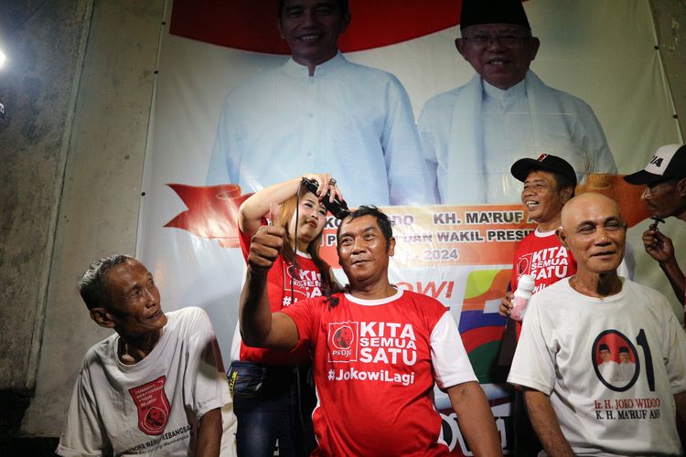 Para relawan Pro Jokowi (Projo) di Kabupaten Jombang Jawa Timur, menggelar aksi cukur gundul, Rabu (17/4/2019) malam.                      