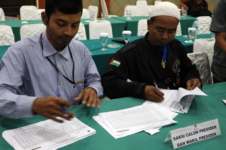 Saksi dari kedua pasangan Capres - Cawapres menandatangi hasil rekapitulasi hasil pemungutan suara Pilpres 2019 yang digelar KPU Jombang Jawa Timur, di Hotel Yusro Jombang, Jumat (3/5/2019) malam.            