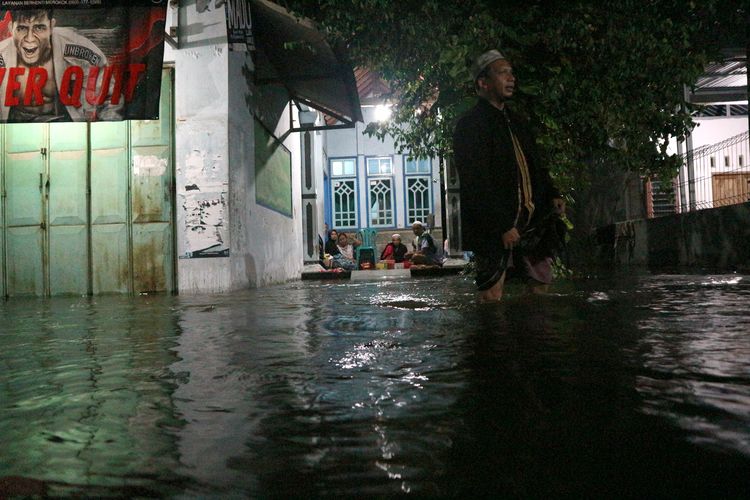 Akad Sujadi saat ditemui di lokasi banjir, Minggu (5/5/2019) malam. Sejak Rabu (1/5/2019) lalu, Dusun Beluk Desa Jombok Kecamatan Kesamben Kabupaten Jombang dikepung banjir.                   