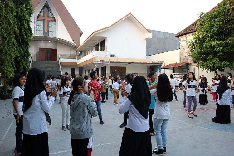 Suasana saat anak-anak dari MI Islamiyah, SD Kristen Petra, SD Kristen Wijana, serta anak-anak GKJW Bongsorejo dari SDN Grogol 2 bermain bersama menjelang acara buka puasa bersama di SD Kristen Petra Jombang, (27/5/2019) petang.