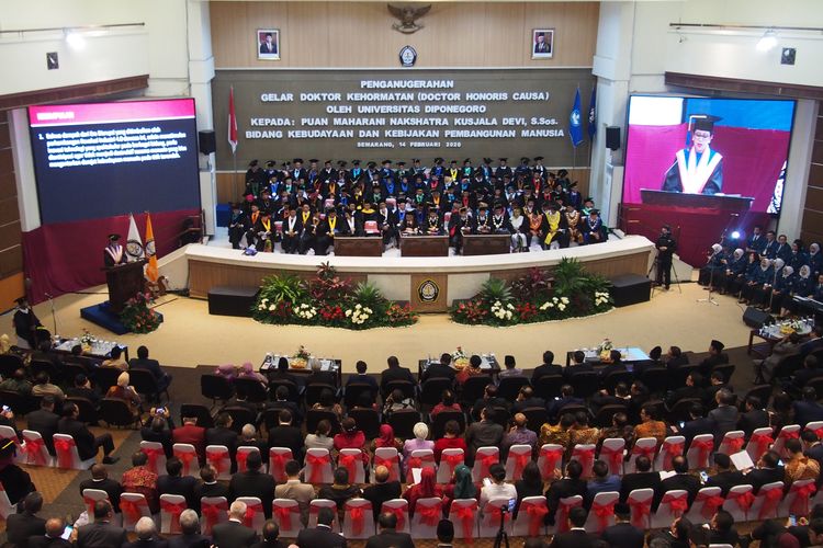 Ketua DPR Puan Maharani membacakan orasi dalam Sidang Terbuka Senat Universitas Diponegoro (Undip) untuk pengukuhannya sebagai doktor honoris causa (kehormatan) dari universitas ini, Jumat (14/2/2020)