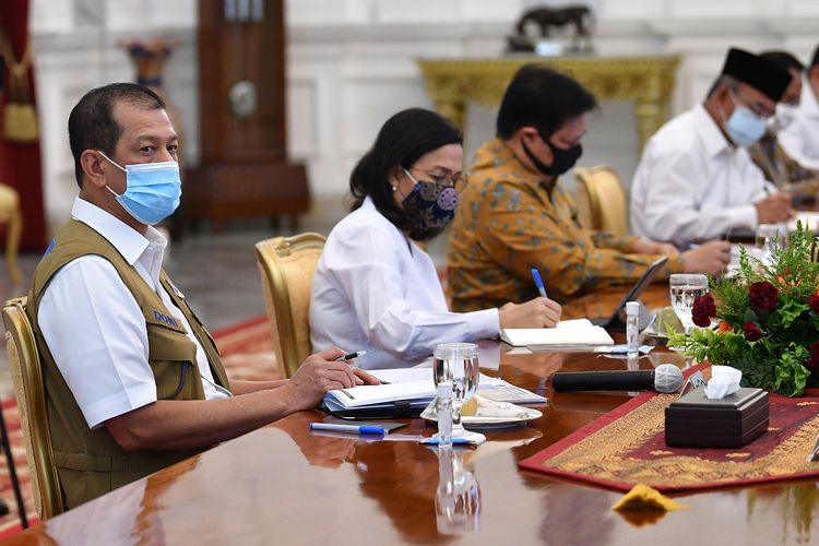 Ketua Gugus Tugas Nasional Percepatan Penanganan Covid-19 Letjen TNI Doni Monardo (kiri), Menko Perekonomian Airlangga Hartarto (kedua kanan), Menko PMK Muhadjir Effendy (kanan) dan Menkeu Sri Mulyani (kedua kiri) mengikuti rapat kabinet terbatas yang dipimpin Presiden Joko Widodo di Istana Merdeka, Jakarta, Senin (13/7/2020). Rapat tersebut membahas mengenai percepatan penanganan dampak pandemi Covid-19.
