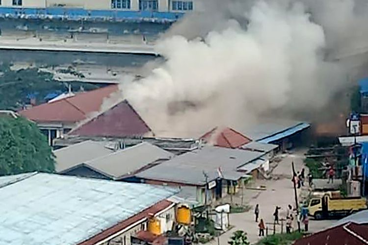 Api melalap bangunan ketika para demonstran turun ke jalan-jalan di Kota Fakfak, Papua Barat, Rabu (21/8/2019). Demonstrasi bergolak di Papua pekan ini yang dipicu oleh insiden pengepungan asrama mahasiswa Papua di Surabaya beberapa waktu lalu.