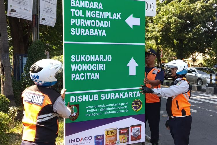 Pemasangan RPPJ di Simpang 3 Faroka, Kerten, Solo, Jawa Tengah, Selasa (21/5/2019).