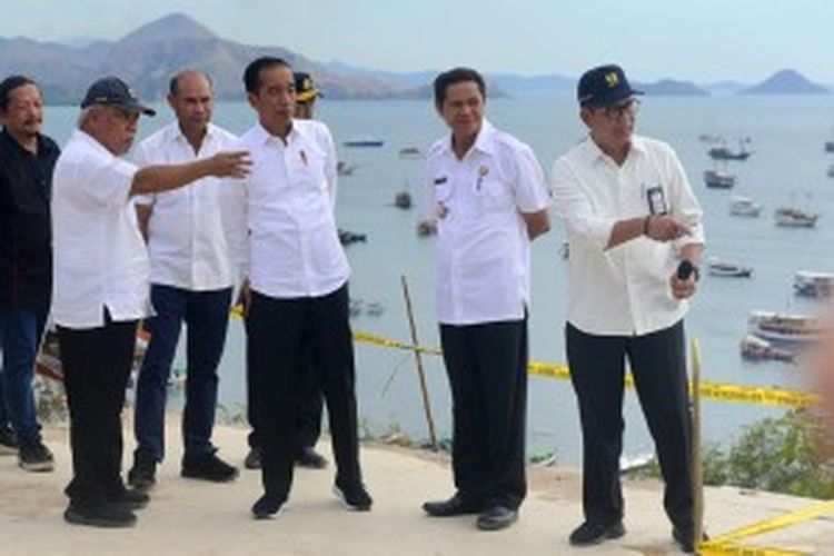 Presiden Jokowi didampingi pejabat terkait mendiskusikan penataan Labuan Bajo, NTT, saat mengunjungi kawasan tersebut, Rabu (10/7/2019) siang.