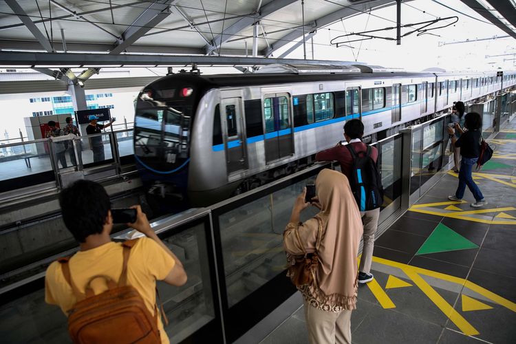 Suasana masyarakat saat mengikuti kegiatan uji coba kereta MRT fase 1 lintas Lebak Bulus-Bundaran Hotel Indonesia (HI) di Jakarta, Selasa (12/3/2019). Uji coba publik kereta MRT fase 1 dilakukan mulai 12-23 Maret 2019. Hingga 11 Maret, tercatat 184.738 orang yang mendaftar untuk mengikuti rangkaian uji coba tersebut.