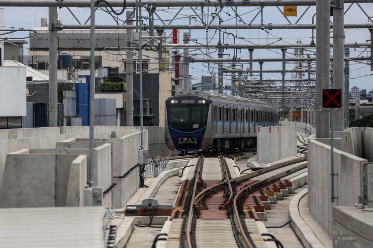 Kereta MRT saat mengikuti kegiatan uji coba kereta MRT fase 1 lintas Lebak Bulus-Bundaran Hotel Indonesia (HI) di Jakarta, Selasa (12/3/2019). Uji coba publik kereta MRT fase 1 dilakukan mulai 12-23 Maret 2019. Hingga 11 Maret, tercatat 184.738 orang yang mendaftar untuk mengikuti rangkaian uji coba tersebut.