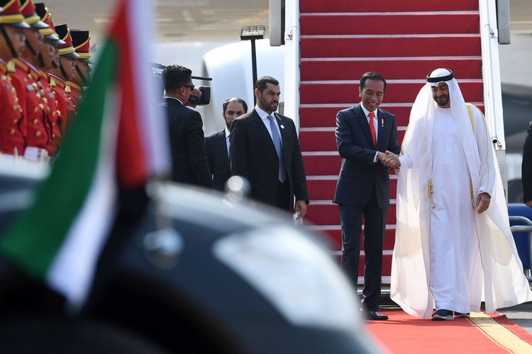 Presiden Joko Widodo (kedua kanan) menyambut Putra Mahkota Abu Dhabi/Wakil Panglima Tertinggi Angkatan Bersenjata Persatuan Emirat Arab Sheikh Mohamed Bin Zayed Al Nahyan (kanan) saat kunjungan kenegaraan di Bandara Soekarno Hatta, Tangerang, Banten, Rabu (24/7/2019).