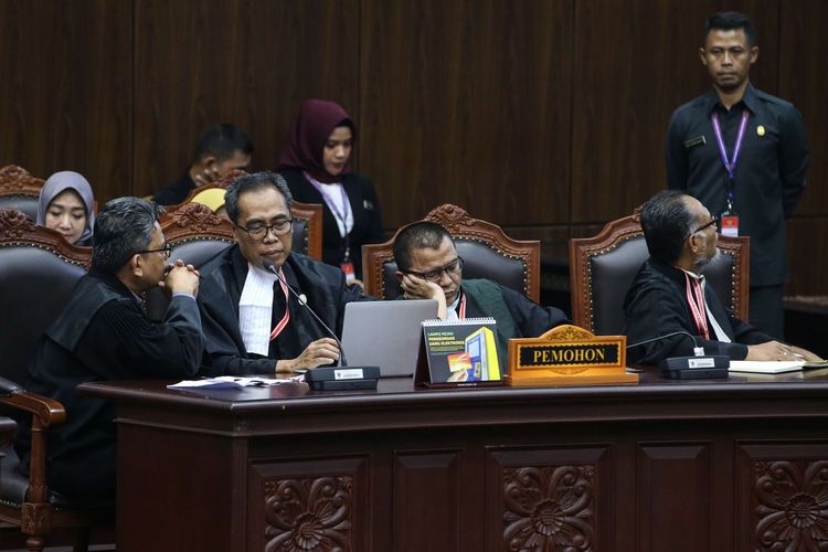 Tim kuasa hukum pasangan calon presiden no urut 02 Prabowo Subianto - Sandiaga Uno saat sidang putusan sengketa pilpres 2019 di Mahkamah Konstitusi, Jakarta, Kamis (27/6/2019).