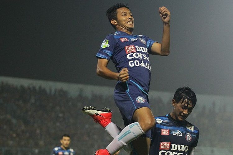 Pemain Arema FC, Dendi Santoso, merayakan golnya saat melawan Semen Padang di Stadion Kanjuruhan, Kabupaten Malang, Sabtu (4/11/2017).