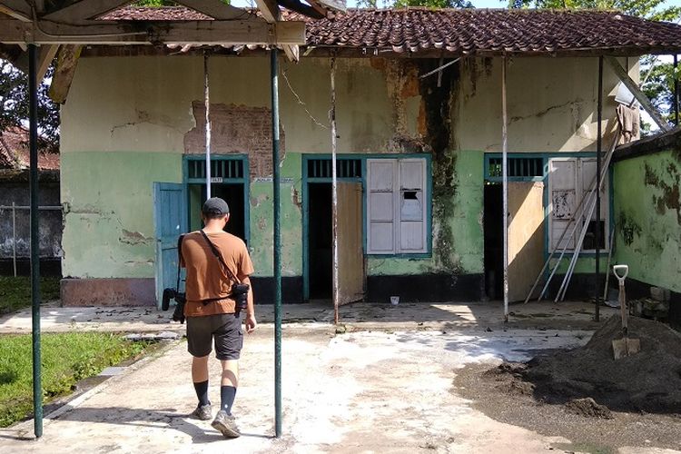 Wisatawan berfoto dengan latar gedung Rumah Sakit Umum Dinas Kesehatan Tentara (DKT) Gombong, Kebumen, Jawa Tengah, Jumat (20/10/2017). Rumah Sakit Umum DKT Gombong merupakan bangunan peninggalan bersejarah yang tersisa di Gombong.