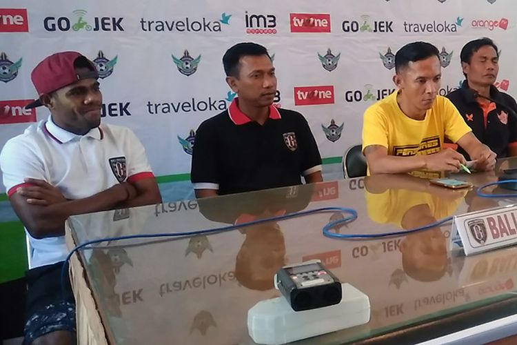 Perwakilan pemain bersama pelatih Persegres Gresik United dan Bali United dalam sesi jumpa pers sebelum pertandingan, MInggu (30/7/2017).