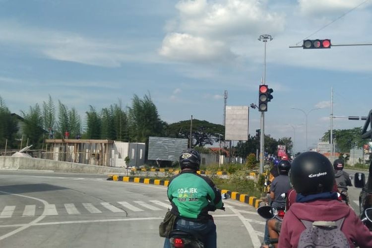 Kendaraan melintas di Simpang Klodran (keluar masuk tol Solo-Ngawi) di Karanganyar, Jawa Tengah.