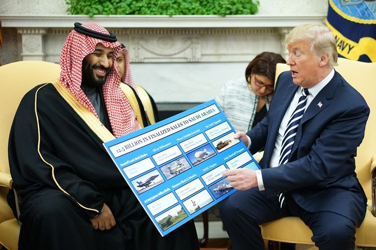 Presiden Amerika Serikat Donald Trump (kanan) memperlihatkan grafik penjualan peralatan pertahanan dengan Pangeran Mahkota Arab Saudi Mohammed bin Salman di Oval Office, Gedung Putih, Selasa (20/3/2018). (AFP/Mandel Ngan)