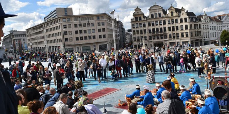 Penonton membeludak menyaksikan penampilan Saling Asah di Mont des Arts 5 ? 1000 Brussel, Belgia, Minggu (17/12/2017).