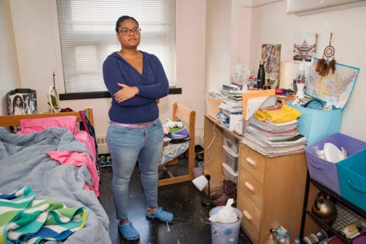 Lisa Palmer, mantan mahasiswi di Hunter College, New York, yang menolak untuk keluar dari kamar asrama meski dia telah dikeluarkan sejak 2016.