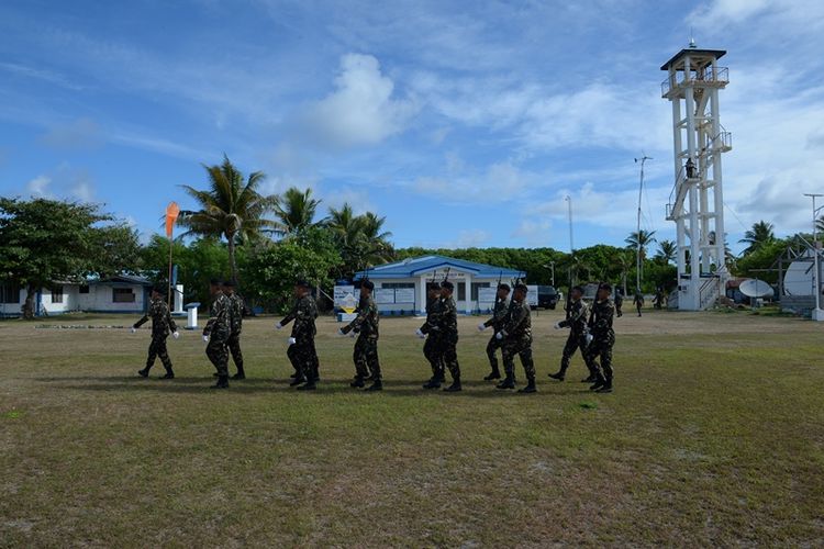 Sekelompok tentara Filipina di Pulau Thitu atau Pagasa di Laut China Selatan.