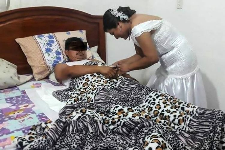 Yazmin Dominguez merawat pasiennya saat masih mengenakan gaun pengantin.