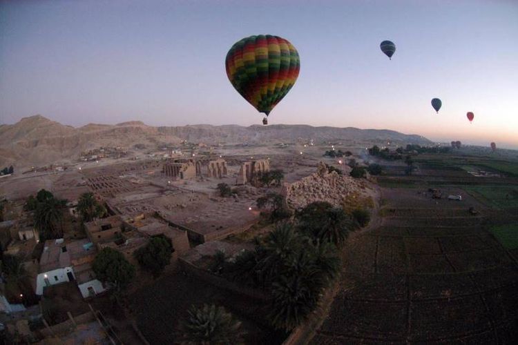 Menumpang balon udara menjadi salah satu atraksi wisata di kota Luxor, Mesir.