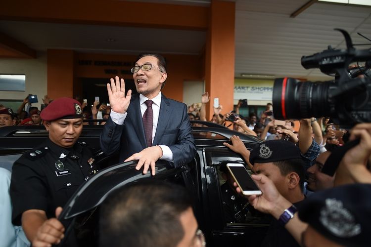 Mantan pemimpin oposisi Malaysia, Anwar Ibrahim disambut pendukung dan para jurnalis saat meninggalkan RS Rehabilitasi Cheras, Kuala Lumpur, Rabu (16/5/2018).