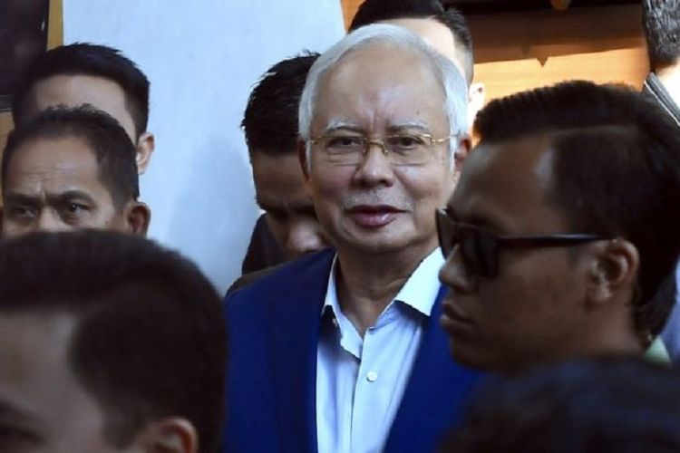 Mantan Perdana Menteri Najib Razak (tengah) ketika sampai di markas Komisi Anti-korupsi Malaysia (MACC) Selasa (22/5/2018). Najib diperiksa terkait tuduhan korupsi melalui 1Malaysia Development Berhad (1MDB).