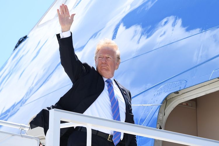 Presiden AS Donald Trump bersiap memasuki Air Force One yang akan membawanya ke Singapura untuk bertemu dengan pemimpin Korea Utara, Kim Jong Un.