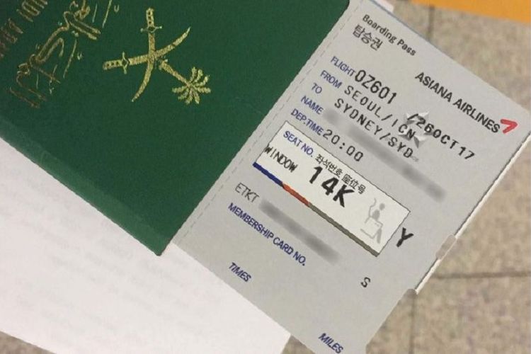 Paspor Arab Saudi dan boarding pass salah satu perempuan yang ditolak masuk ke Australia.