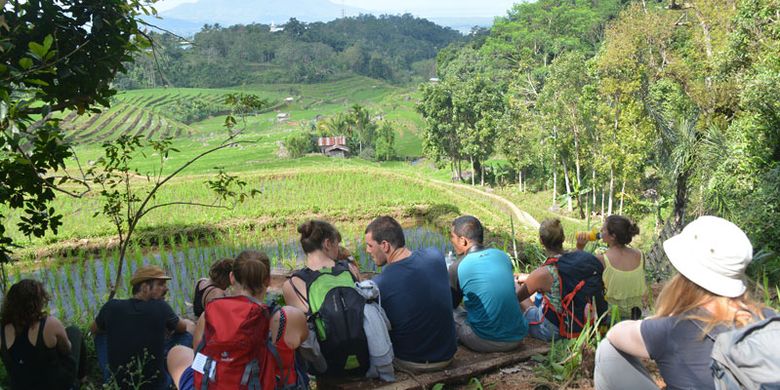 Turis Belgia menikmati pemandangan persawahan di Kawasan Mbeling, Kecamatan Borong, Manggarai Timur, Flores, NTT, Senin (14/8/2017). Agen travel di Manggarai Raya menawarkan wisata ekologi Mbeling kepada turis mancanegara.  