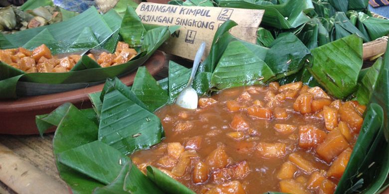 Makanan tradisional di Pasar Papringan, Desa Ngadiprono, Kecamatan Kedu, Kabupaten Temanggung, Jawa Tengah. Meski di tengah pelosok desa, pasar itu tetap diburu wisatawan.