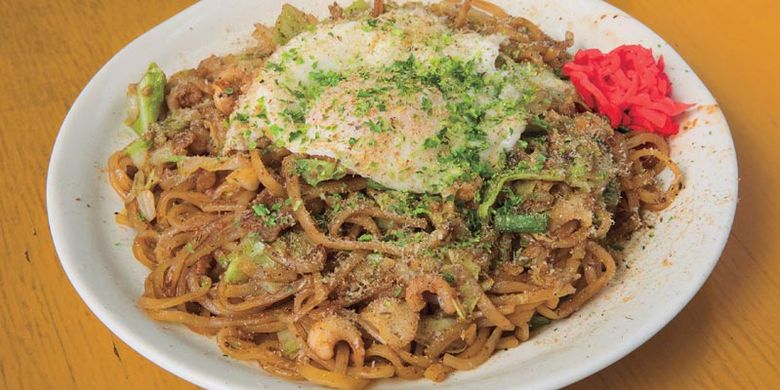 Kota Fujinomiya, Prefektur Shizuoka, Jepang terkenal dengan yakisoba (mi goreng ala Jepang), dan Anda bisa mencicipi makanan ini di kedai terkenal Tenjinbashi yang telah berdiri sejak 20 tahun lalu.