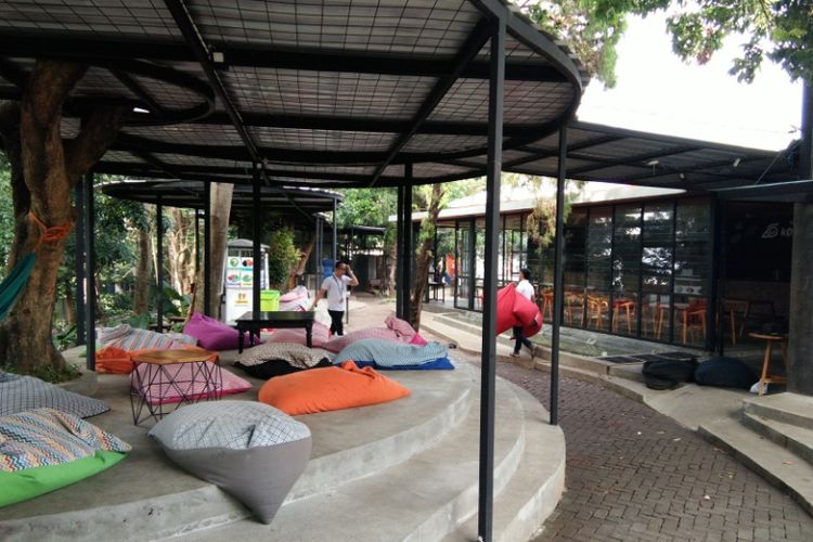 Tempat nongkrong baru di Bandung yang diberi nama Banyu Leisure. Lokasinya berada di Jalan Ciungwanara. 