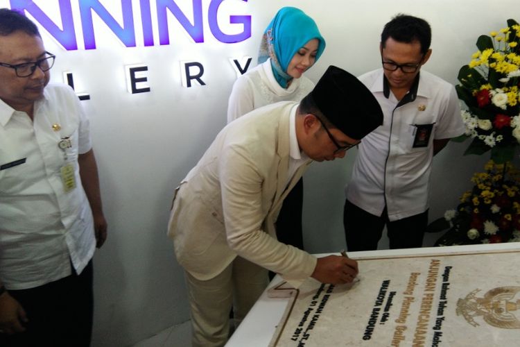 Wali Kota Bandung Ridwan Kamil saat menandatangani prasasti peresmian gedung Planning Gallery Bandung di Balaikota Bandung, Jalan Aceh, Selasa (1/8/2017).